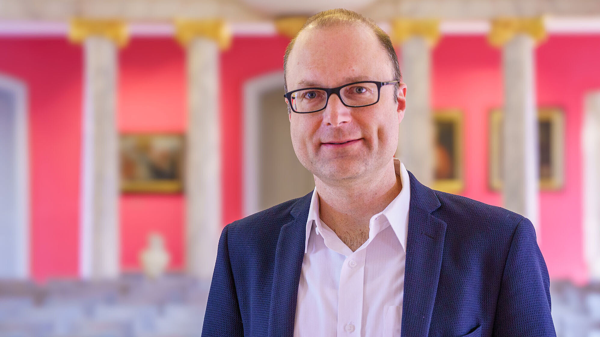 Portrait Pro-Rector Prof. Dr. Daniel Schiller, © Gina Heitmann The photo is a portrait of Pro-Rector Prof. Dr. Daniel Schiller in the University of Greifswald's Aula