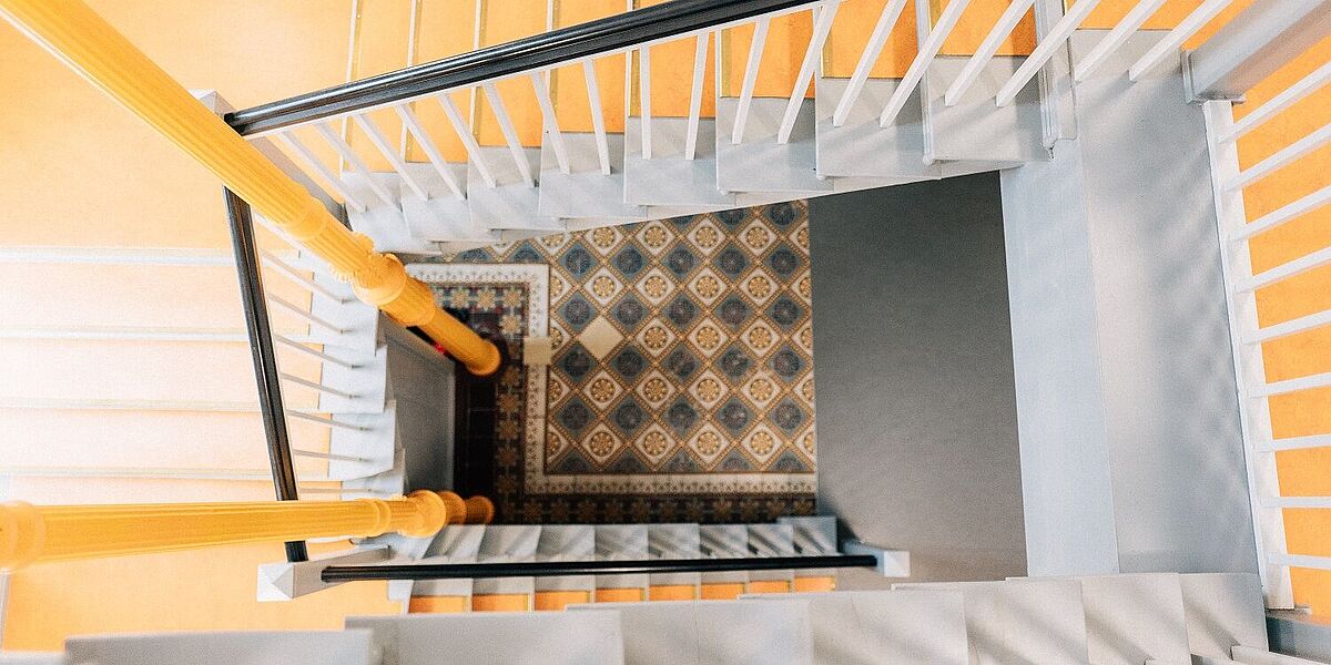 Wohnheim Treppenhaus Der Blick geht im Treppenhaus von oben am Gelände hinunter zu den verschiedenen Stockwerken des Wohnheims