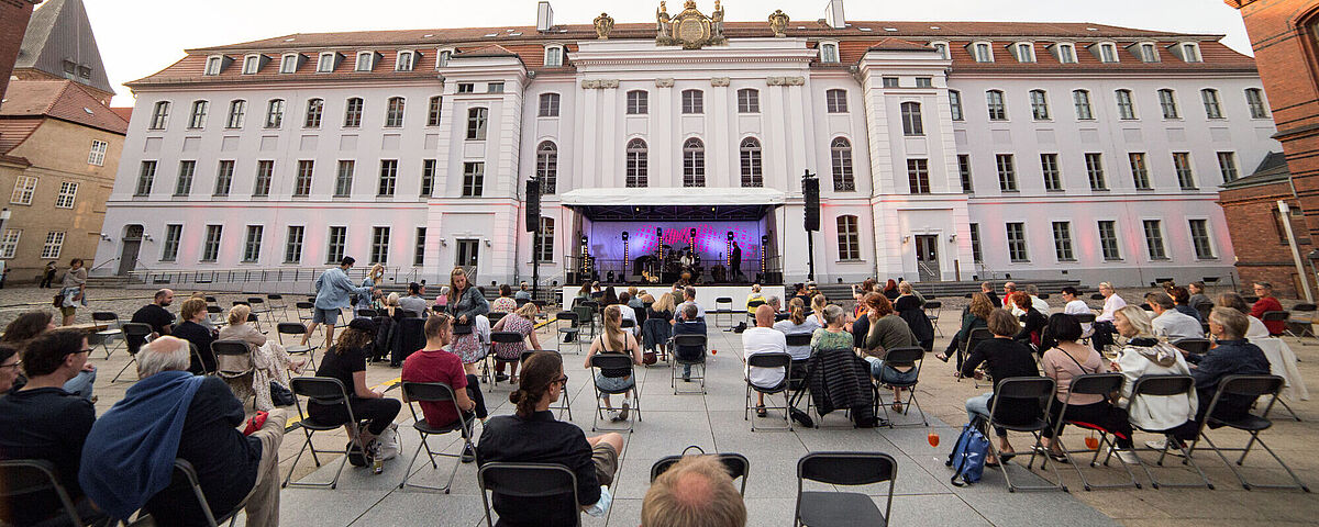 Im Innenhof der Universität Greifswald findet im Rahmen der Veranstaltung "Nordischer Klang" ein Konzert statt