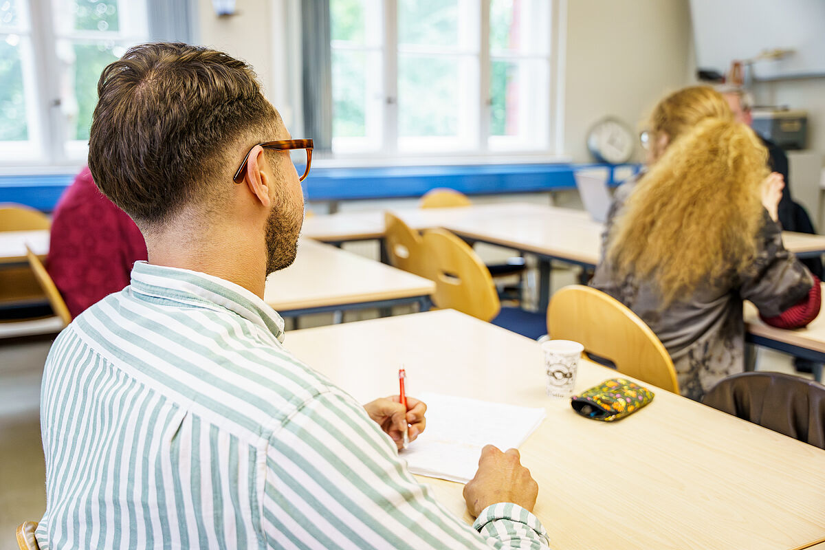 Symbolfoto Seminar/Studium Personen in einem Seminar.