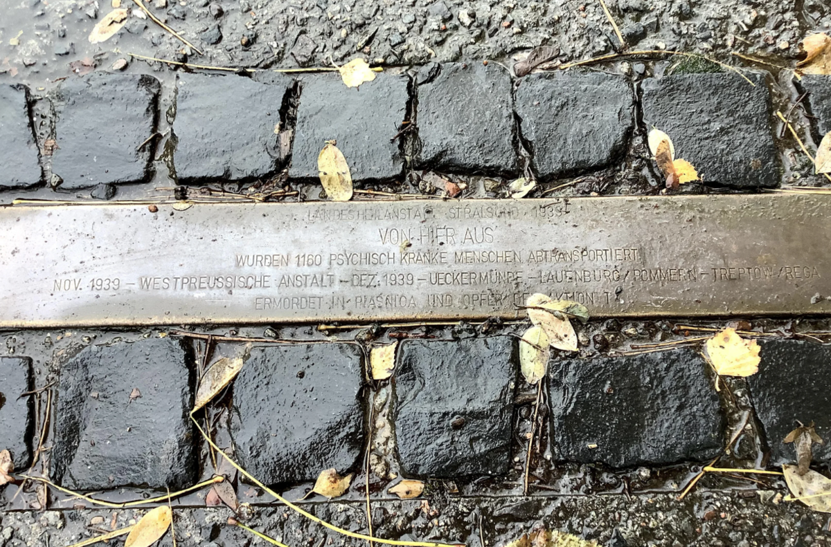 Stolperschwelle in Erinnerung an Deportationen aus der Landesheilanstalt Stralsund Stolperschwelle in Erinnerung an Deportationen aus der Landesheilanstalt Stralsund.