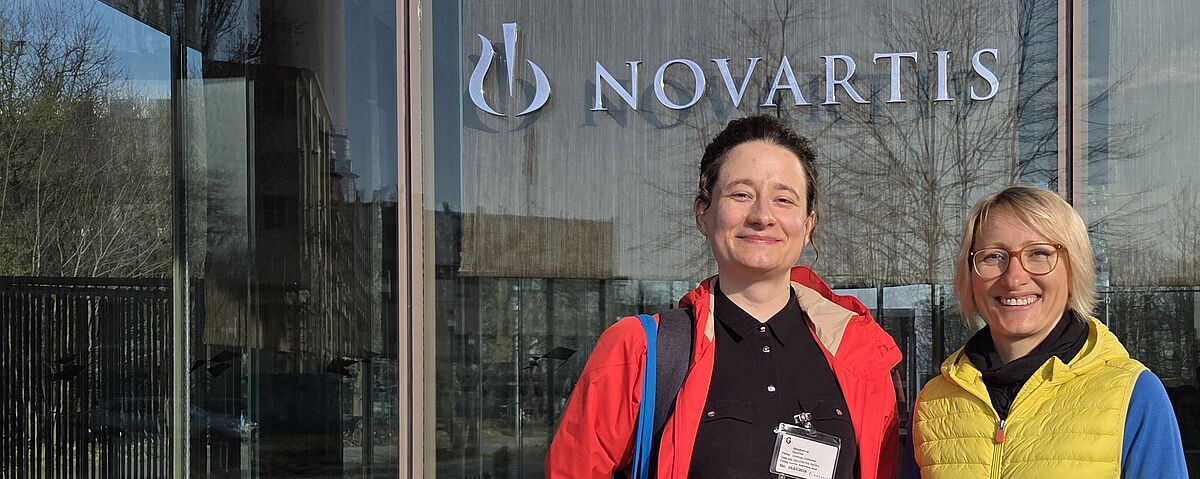 Berenika Stloukalová mit ihrer Mentorin Dr. Radka Snajdrova am Novartis Campus Basel