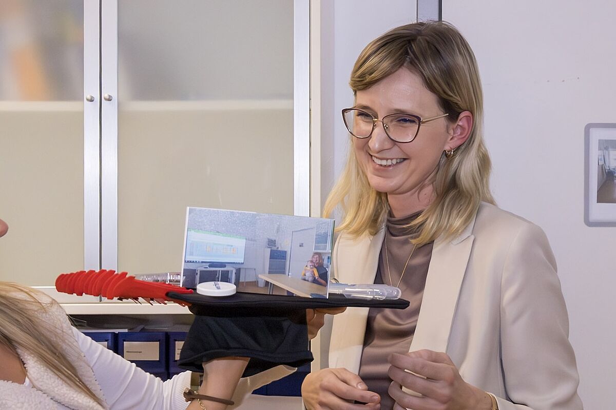 Linda Schönborn erhält zu ihrer Habilitation einen dekorierten Doktorhut