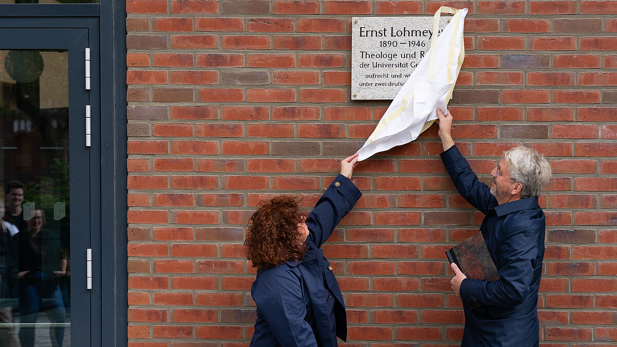 Enthüllung der Gedenktafel für Ernst Lohmeyer Enthüllung der Gedenktafel für Ernst Lohmeyer