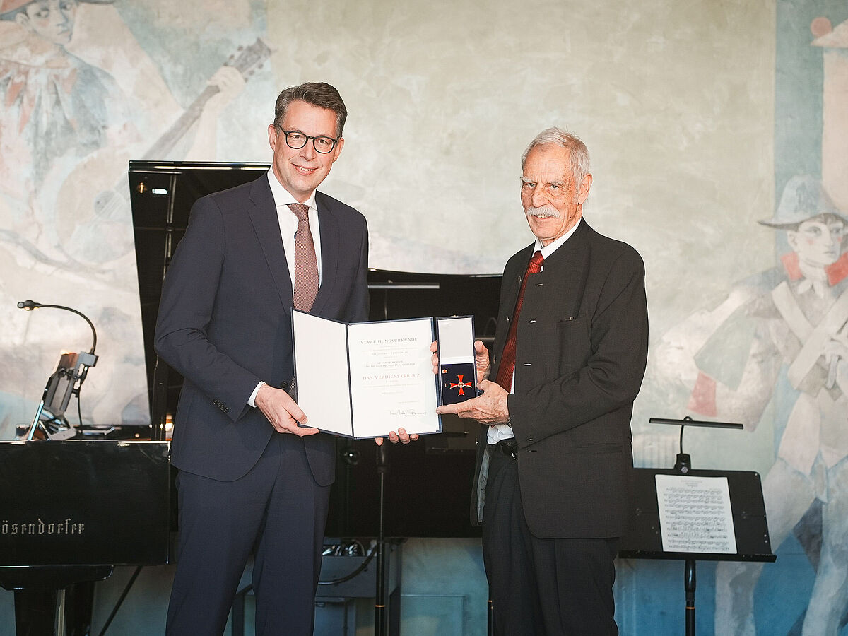 Bayerns Wissenschafts- und Kunstminister Markus Blume überreicht Prof. Lutz Gürtler in München das Bundesverdienstkreuz 1. Klasse