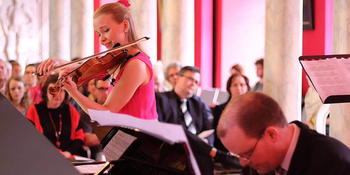 Nordischer Klang Eine Violinistin und ein Pianist spielen beim Nordischen Klang