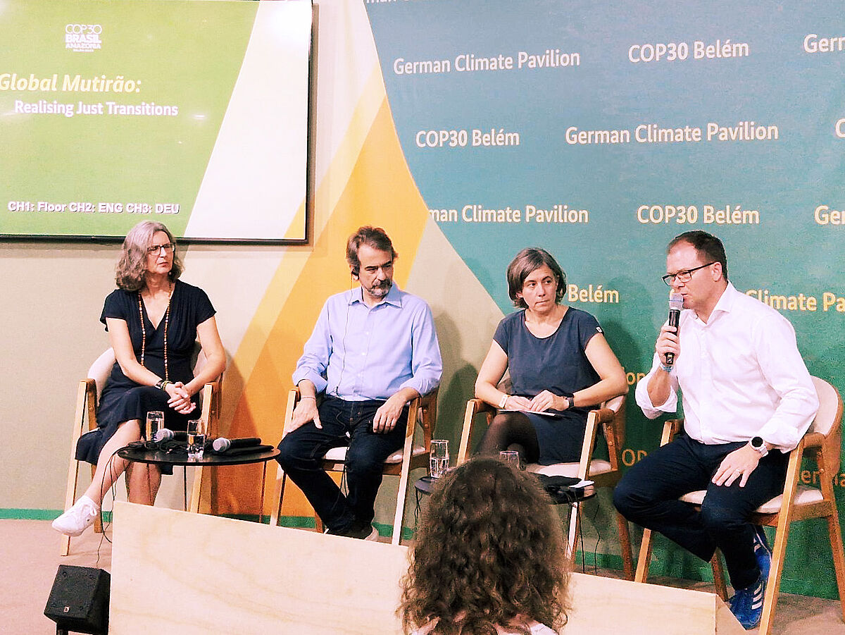 Moorexpertin und WBKN-Mitglied Franziska Tanneberger (2. v.r.) mit Carsten Schneider, Bundesminister BMUKN (r.) auf der COP30. Moorexpertin und WBKN-Mitglied Franziska Tanneberger (2. v.r.) mit Carsten Schneider, Bundesminister für Umwelt, Klimaschutz, Naturschutz und Reaktorsicherheit (BMUKN) (r.), bei Podiumsdiskussion und Pressekonferenz des Side-event „Naturbasierte Klimaschutzmaßnahmen als Schlüsselinstrument zur Erreichung des deutschen Klimaziels” im deutschen Pavillon auf der COP30 am 20. November 2025.