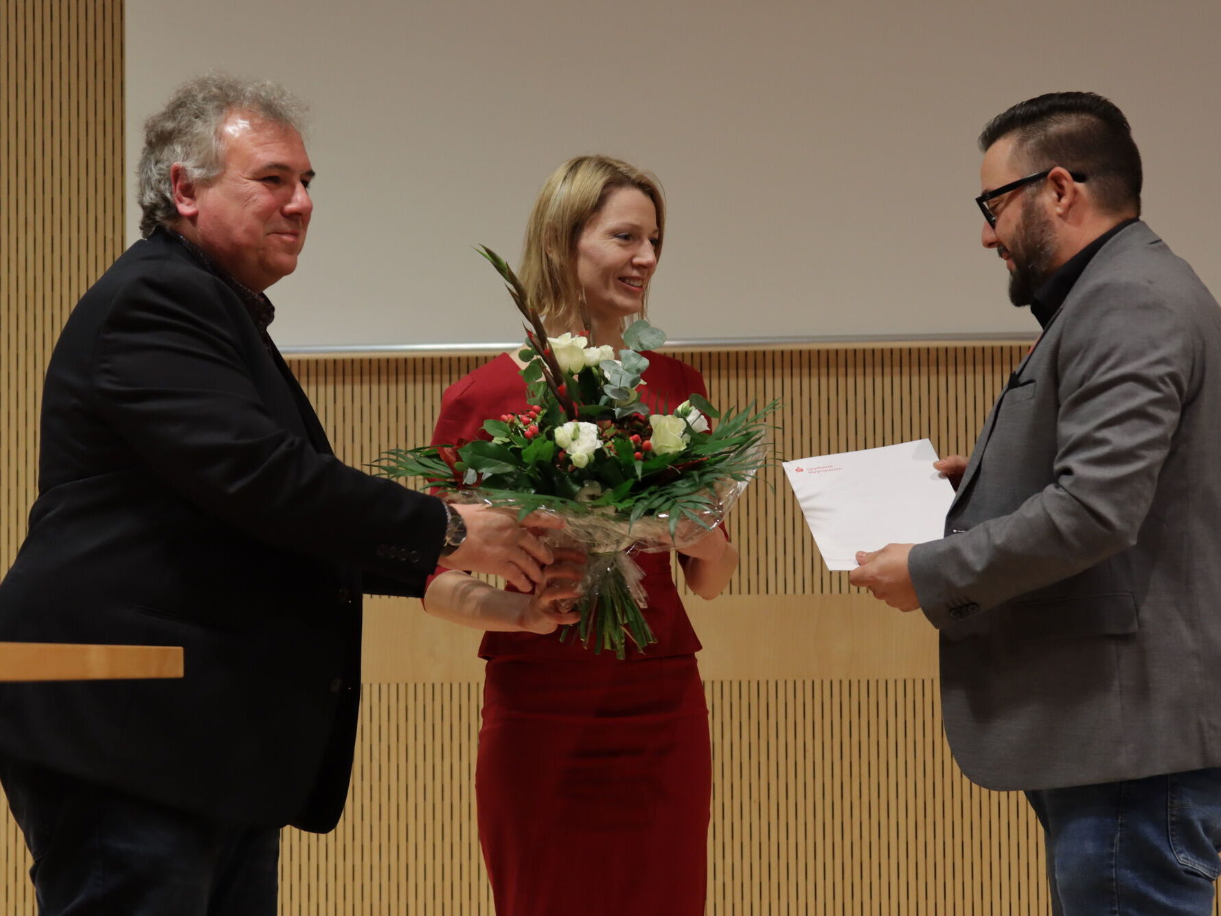 From left: Prof. Dr. Andreas Ohme (Head of the polenmARkT e.V. Festival), Zuzanna Papierz, and Tom Rafoth (Sparkasse Vorpommern), © Alfried Krupp Wissenschaftskolleg Greifswald, 2022