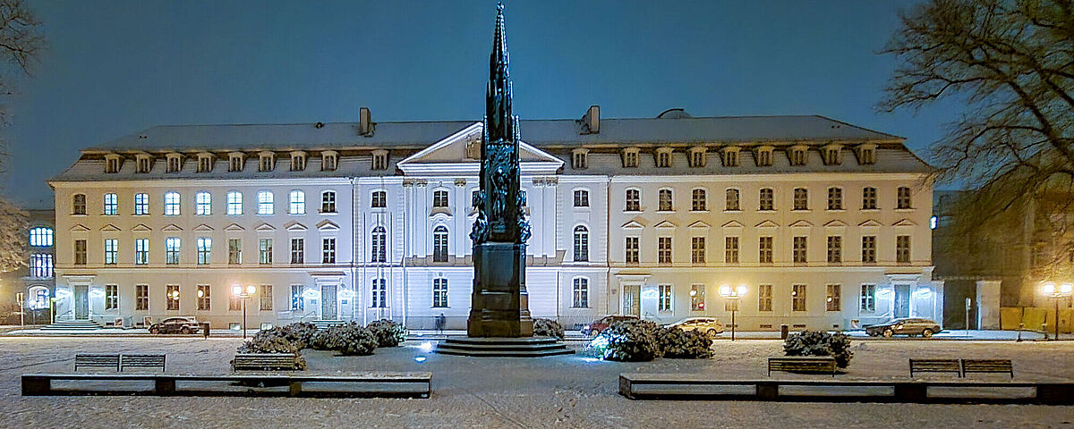 Hauptgebäude im Winter