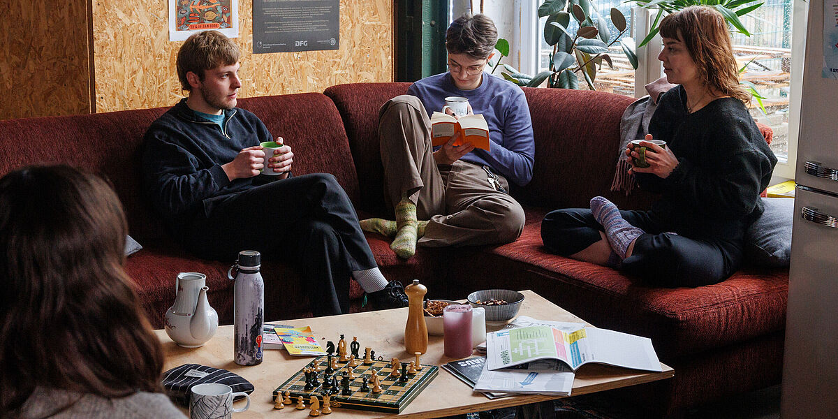 Symbolbilder Philosophie Studierende unterhalten sich in einem Café über ihr Philosophie-Studium.