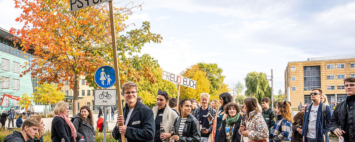 Freshers' welcome Many students gather at Beitz Square for the freshers' welcome. Banners are held aloft for orientation. Students engage in lively conversation.
