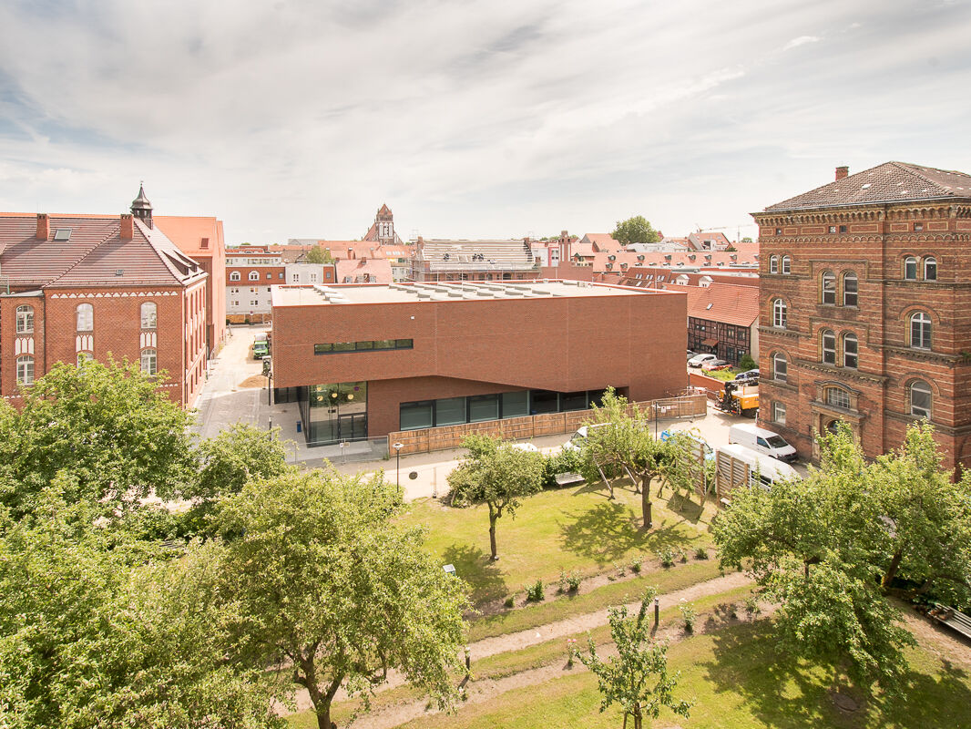 Blick auf das Hörsaalgebäude Campus Loefflerstraße am Ernst-Lohmeyer-Platz 6, Foto: Kilian Dorner