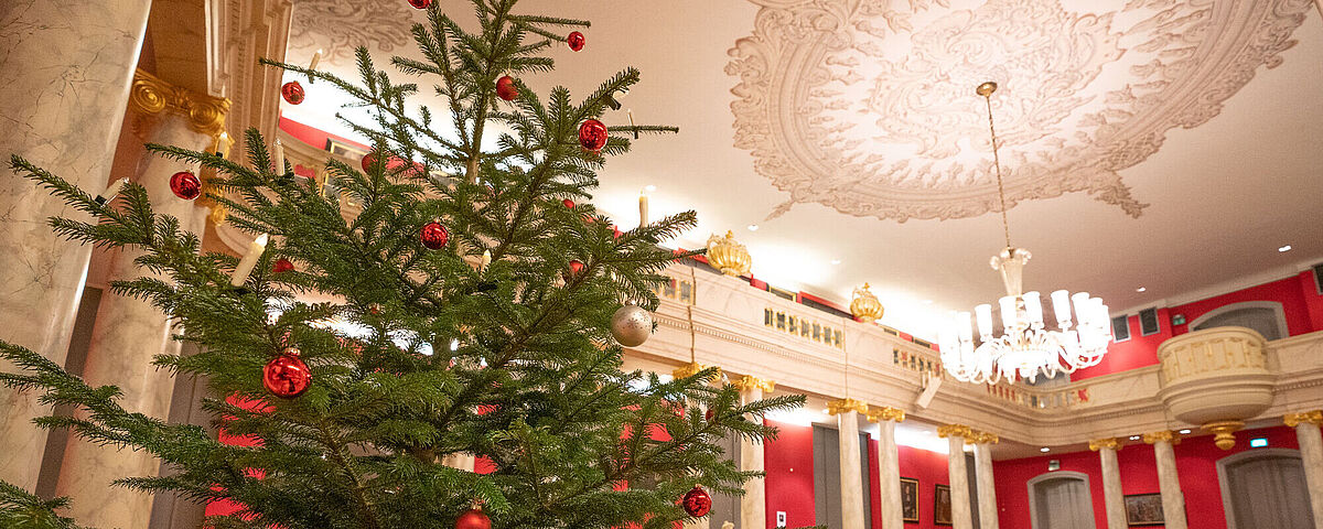 Weihnachtsbaum in der Aula. © Patrick Geßner, 2021