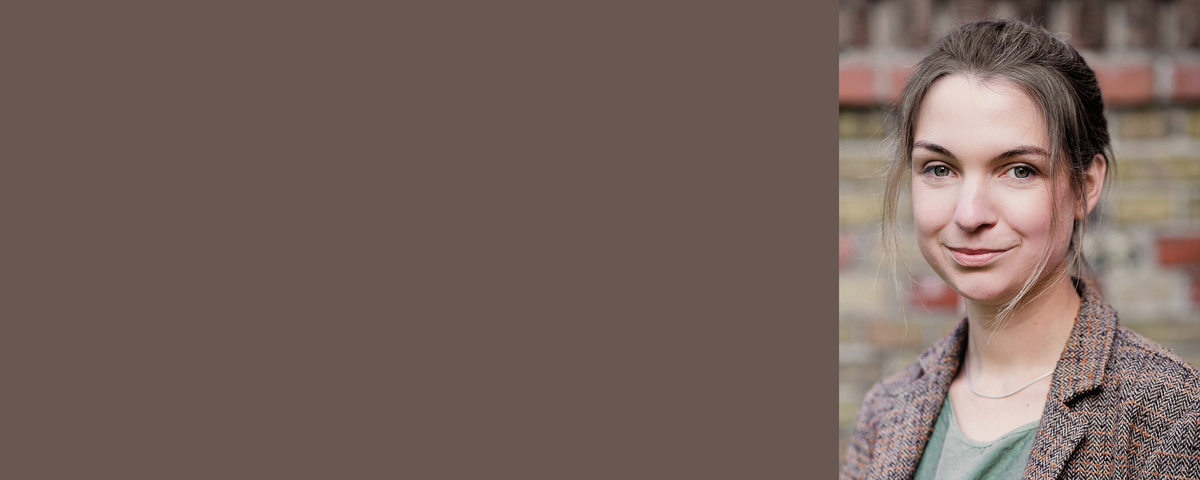 Frau mit braunen Haaren