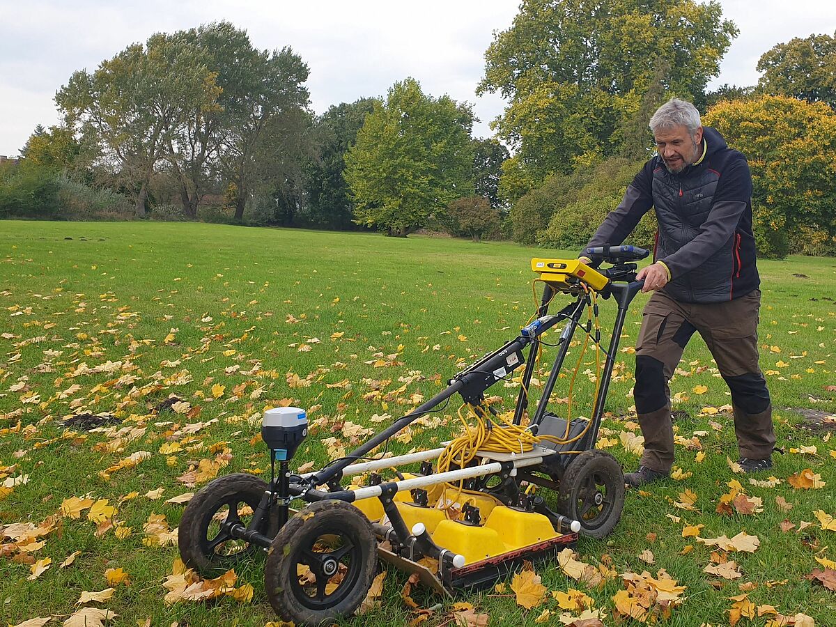 Auf der Suche nach Resten einer historischen Gartenanlage vermisst der Archäologe Klaus Löcker (ZAMG) mit einem Bodenradarsystem den Park des Schlosses Broock. © Immo Trinks