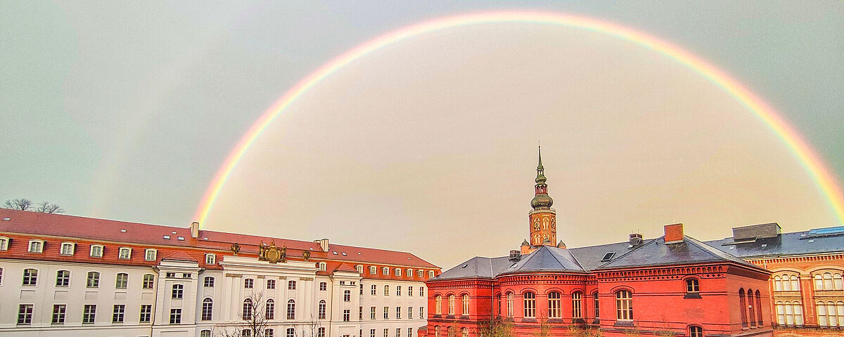 Regenbogen über der Uni