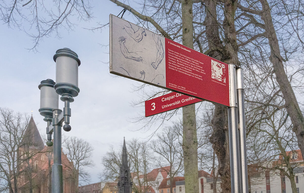 Caspar-David-Friedrich-Bildweg Ein rotes Wegweiser-Schild, das Auskunft über den Caspar-David-Friedrich-Bildweg gibt.