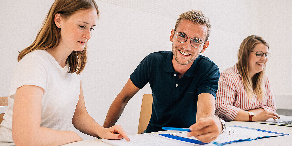 Studierende im Seminar Mehrere Studierende sind in einem Seminar.