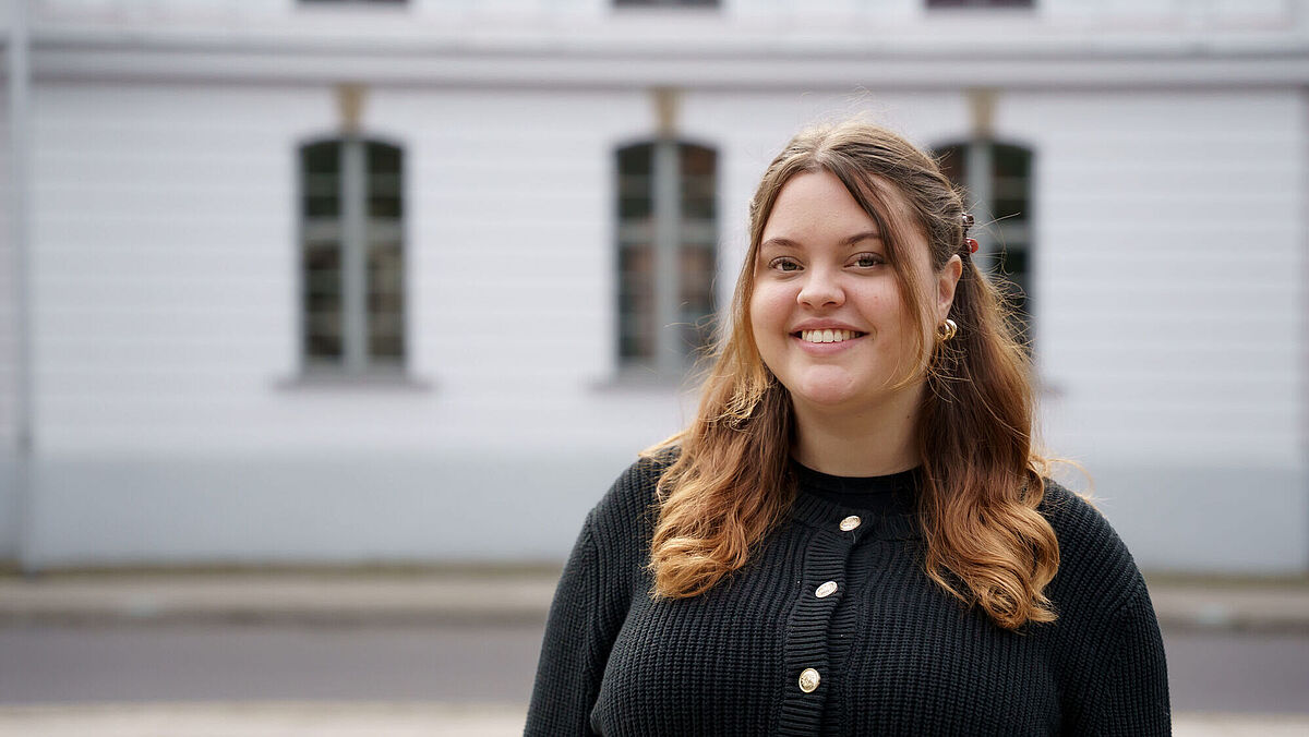 Porträt Anne Junia Ziemann Anne Junia Ziemann vor dem Universitäts-Hauptgebäude