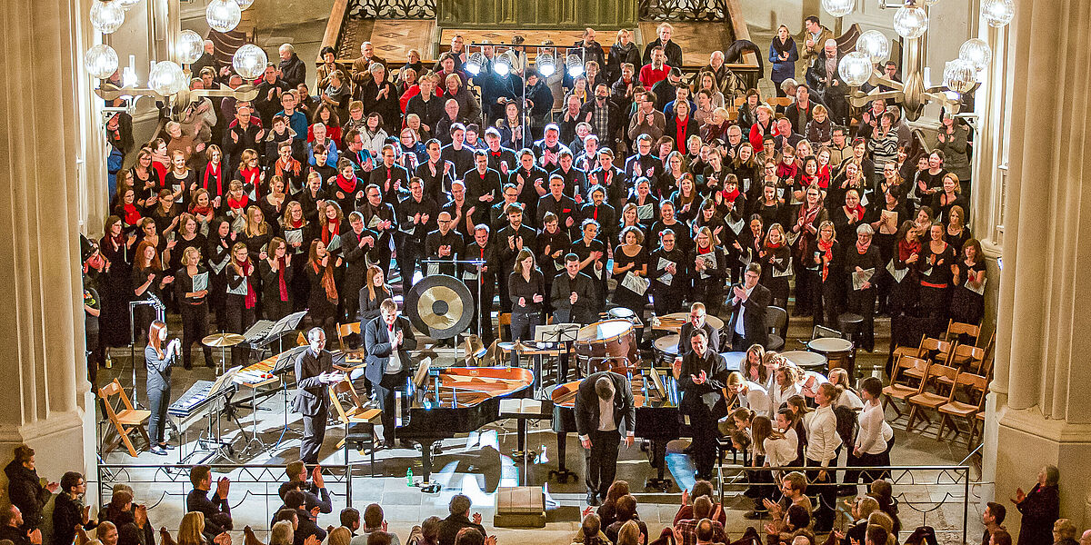 Konzert im Dom Ein riesiger Konzertsaal im Dom voll mit Menschen