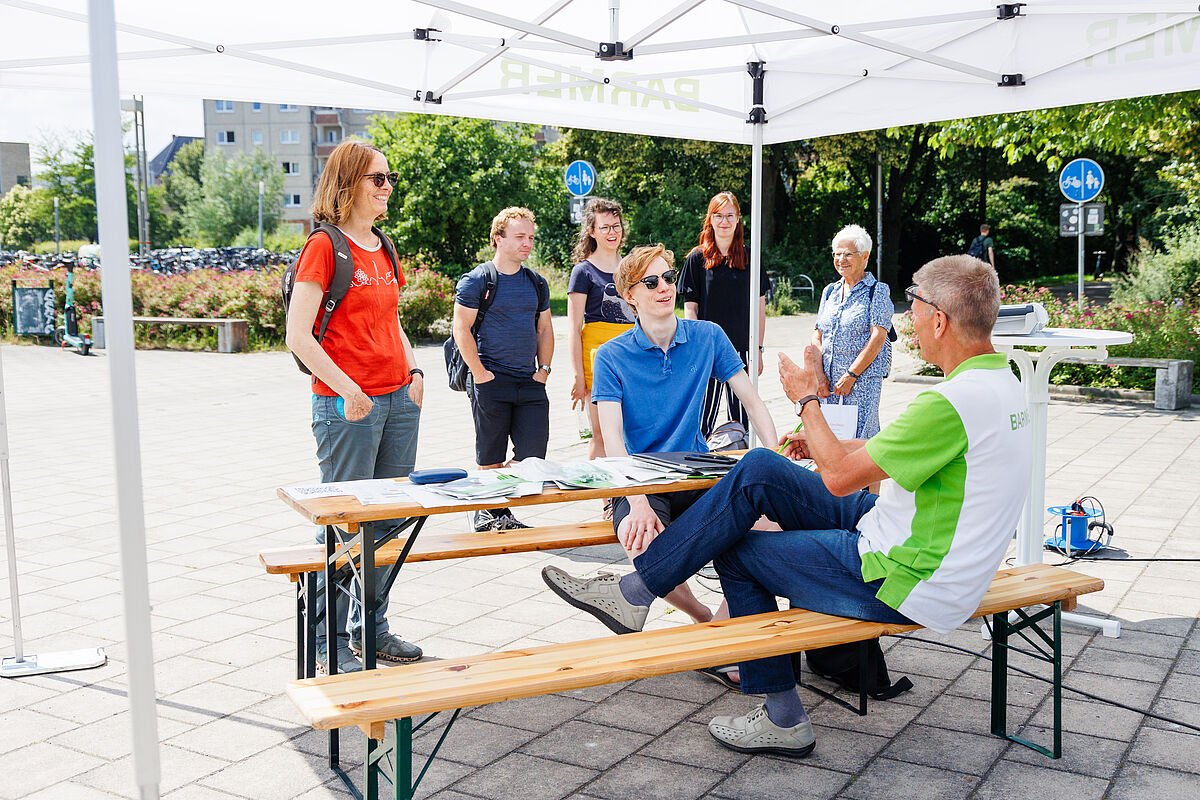 Beratungssituation mit mehreren Personen im Freien
