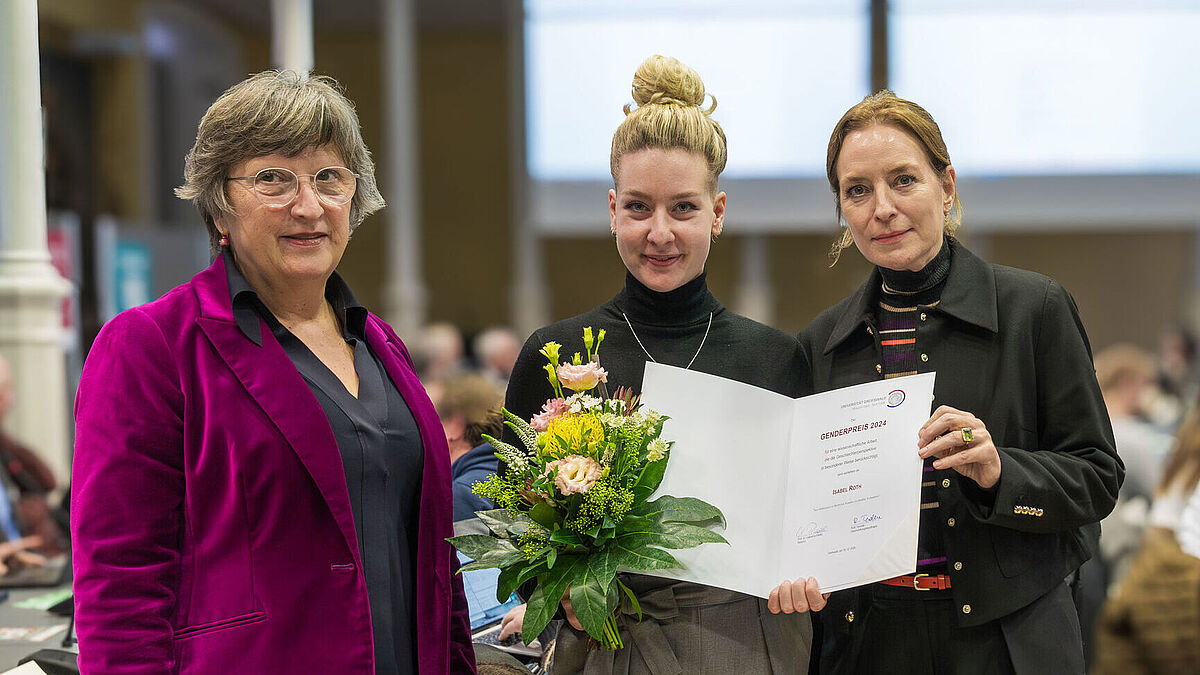 Verleihung des Genderpreises 2024: v.l.n.r. Ruth Terodde, Isabel Roth, Prorektorin Prof. Dr. Annelie Ramsbrock