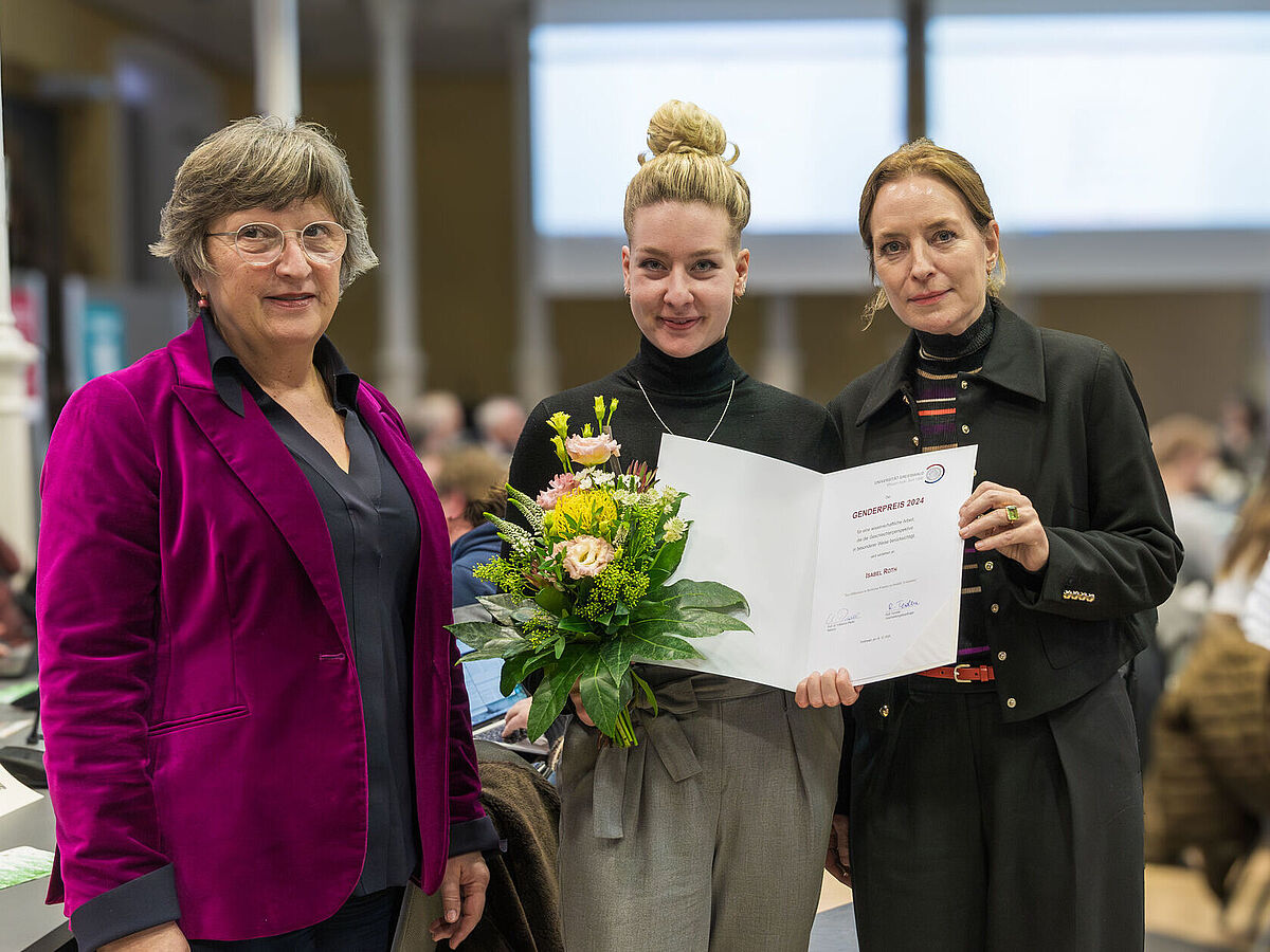 Verleihung des Genderpreises 2024: v.l.n.r. Ruth Terodde, Isabel Roth, Prorektorin Prof. Dr. Annelie Ramsbrock