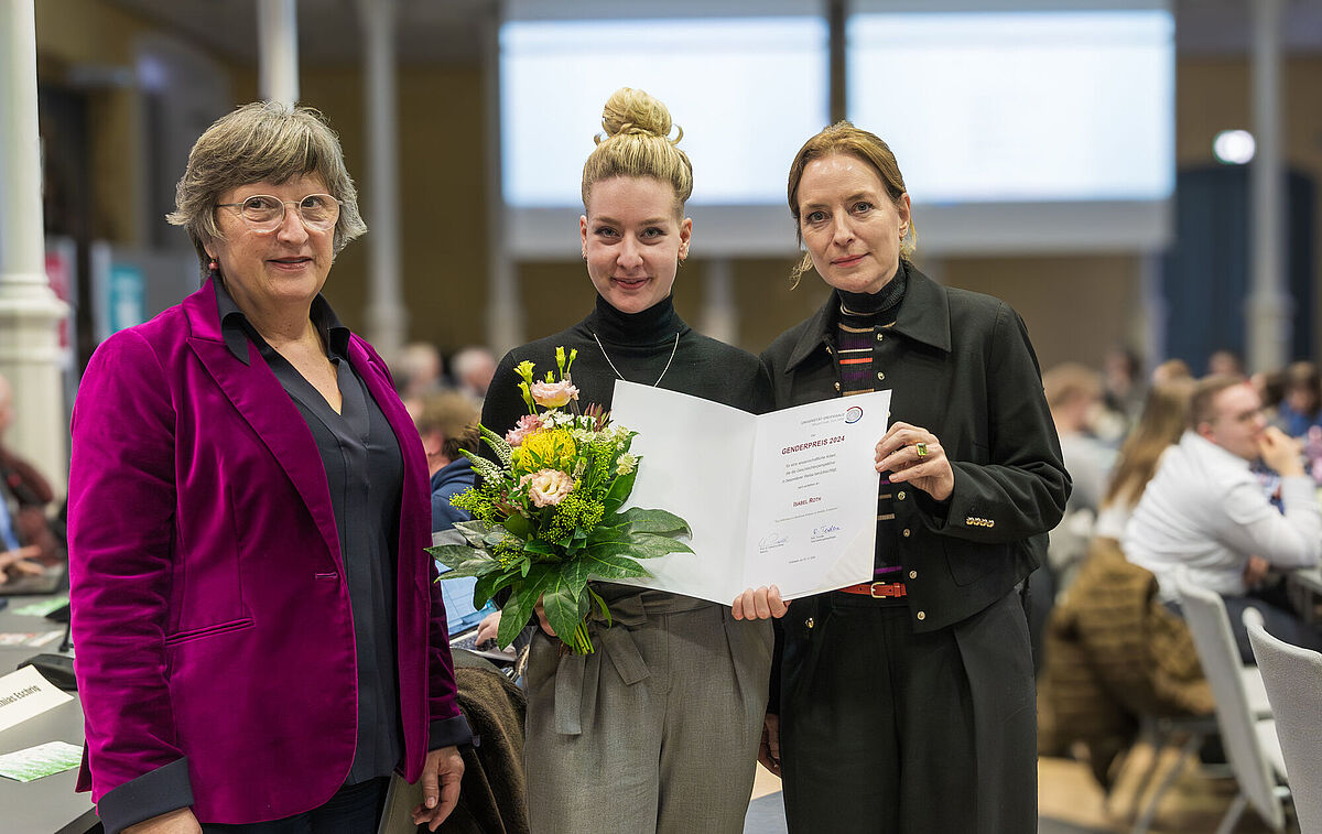 Verleihung des Genderpreises 2024: v.l.n.r. Ruth Terodde, Isabel Roth, Prorektorin Prof. Dr. Annelie Ramsbrock