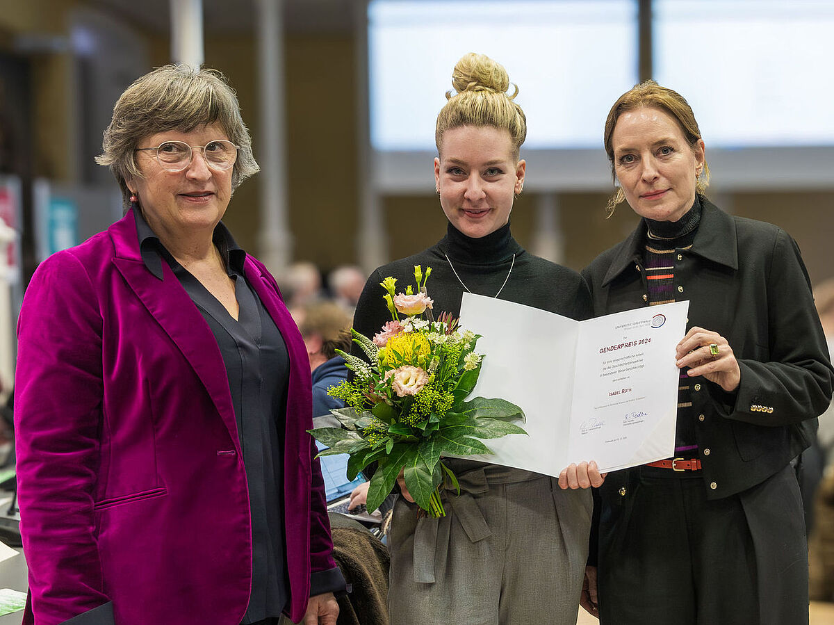 Verleihung des Genderpreises 2024: v.l.n.r. Ruth Terodde, Isabel Roth, Prorektorin Prof. Dr. Annelie Ramsbrock