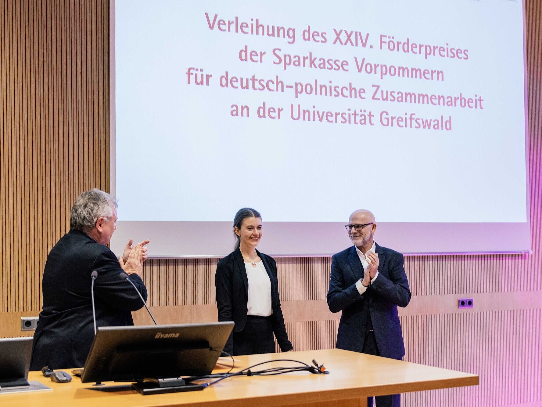 Foto: v.l.n.r.: Prof. Dr. Andreas Ohme (Vereinsvorsitzender des polenmARkT e. V.), Dorota Sarwinska und Jens Schulz (Sparkasse Vorpommern)