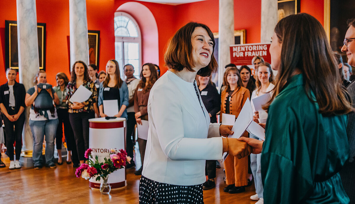 Zertifikatvergabe durch die Ministerin