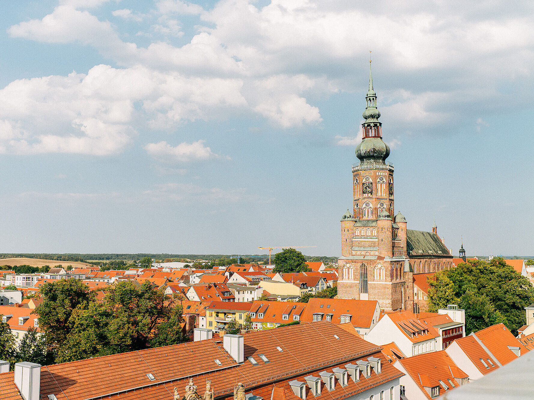 Blick über Greifswald Blick über Greifswalds rote Ziegeldächer der Innenstadt; mittig sichtbar der Dom St. Nikolai mit seinem hohen Turm.