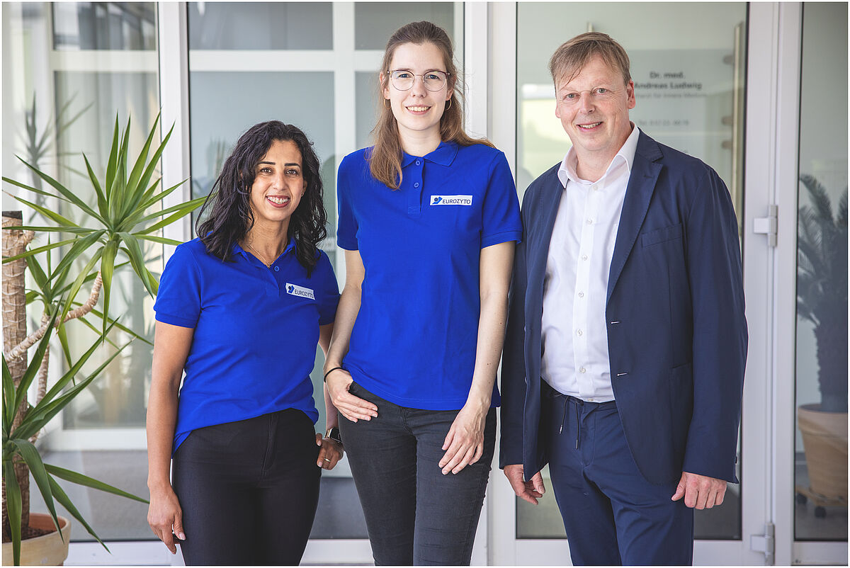 Jana Sommerfeldt mit Nia Ayouch (Standortleitung Bad Nenndorf, links) und Thomas Munzert (Geschäftsführer Eurozyto GmbH, rechts)