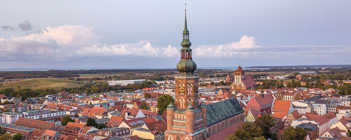 Dom St. Nikolai in Greifswald Blick von oben auf die Stadt und den Greifswalder Dom St. Nikolai. Großer Backsteindom mit grüner Kuppel auf dem Dach.