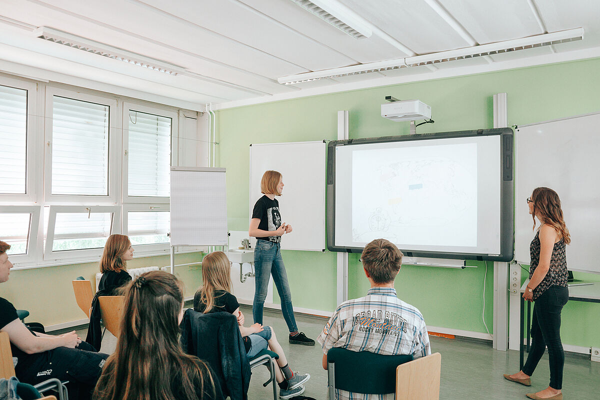 Lehramtsstudierende im Seminar Lehramtsstudierende üben in einem Seminar an einem Whiteboard.