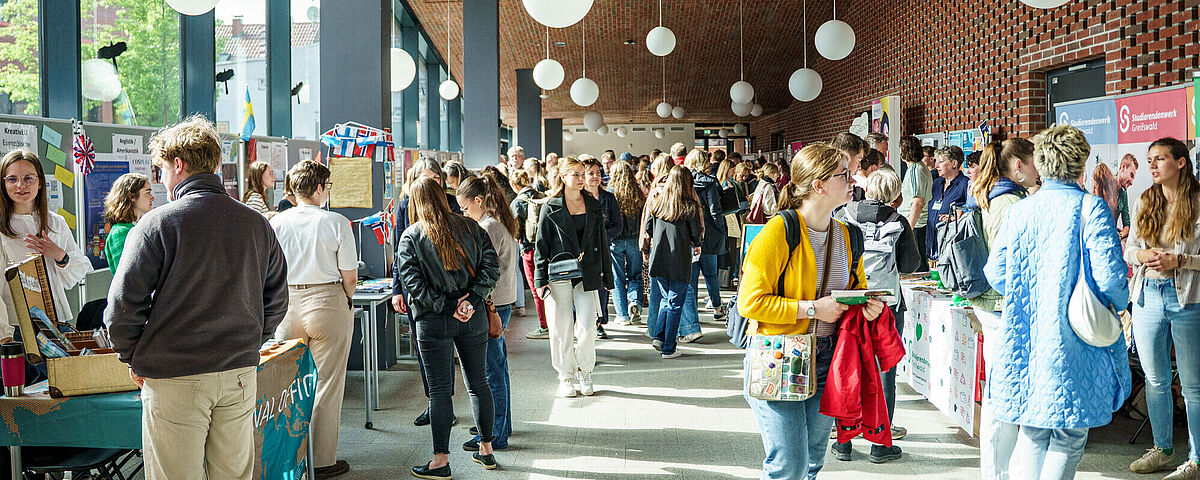 HIT 2025 Informationsstände im Foyer der Uni zu den Hochschulinfotagen