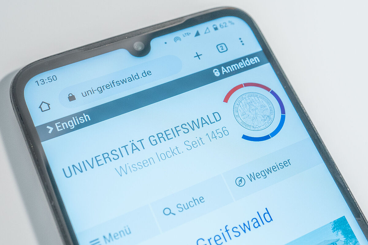 Symbolbild Internetseite Mobil Auf einem Smartphone ist die Internetseite der Uni Greifswald aufgerufen worden.