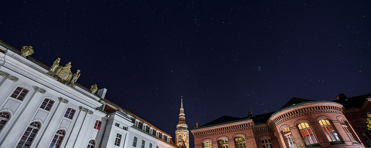 Historischer Campus mit Sternenhimmel Auf dem Bild ist der Historischer Campus mit Sternenhimmel zu sehen. Links erkennt man das hauptgebäude und Rechts das Alte Audimax. Dazwischen ist der beleuchtete Mond zu sehen.