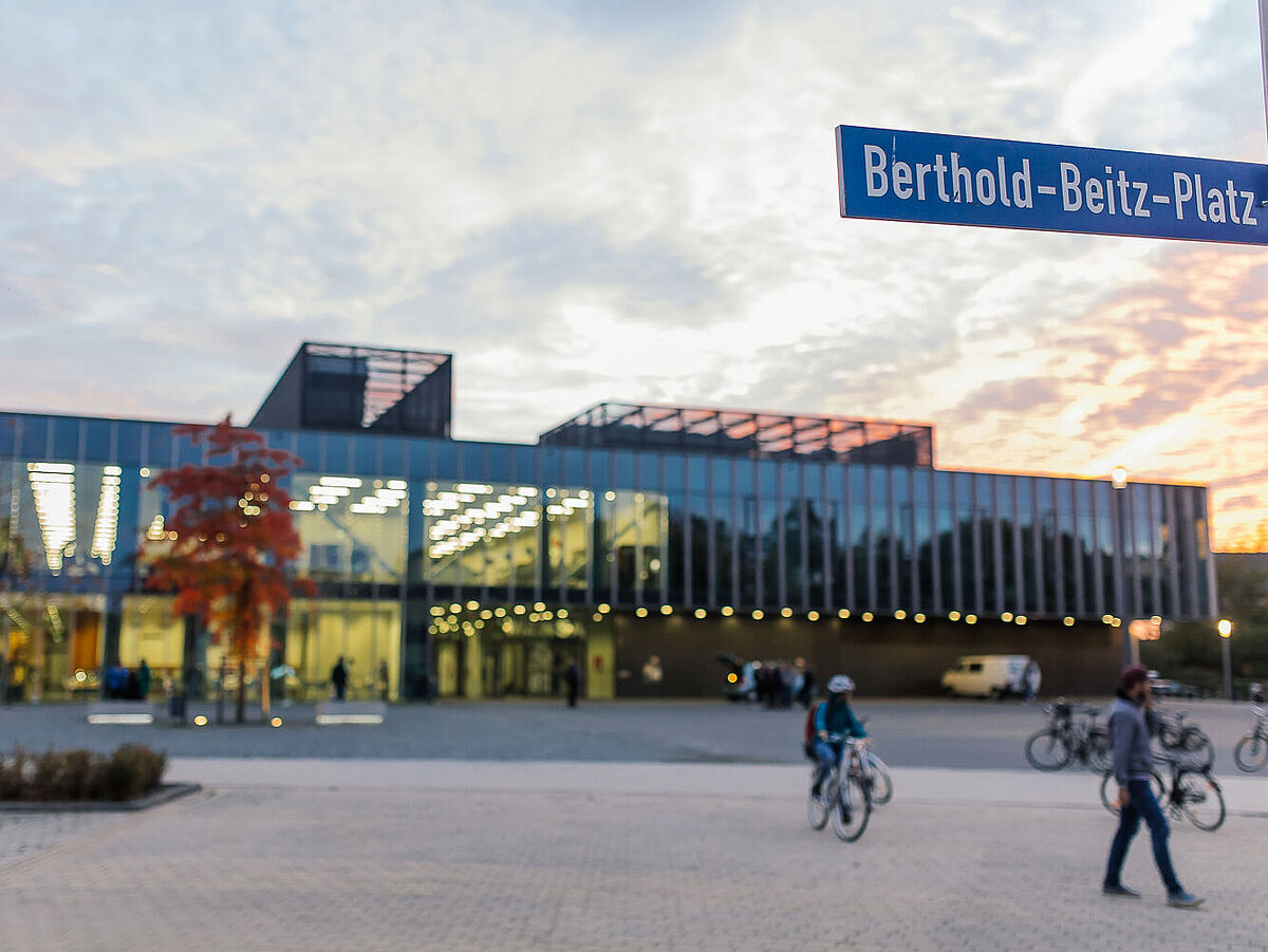 Die Neue Mensa am Campus Beitzplatz Abendlicher Blick auf die hell beleuchtete Neue Mensa am Beitzplatz