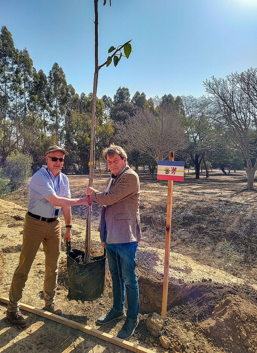 Prof. Dr. Stefan Beyerle und Prof. Dr. Martin Rösel auf der Delegationsreise bei der Baumpflanzung in Israel. Prof. Dr. Stefan Beyerle und Prof. Dr. Martin Rösel auf der Delegationsreise bei der Baumpflanzung in Israel.