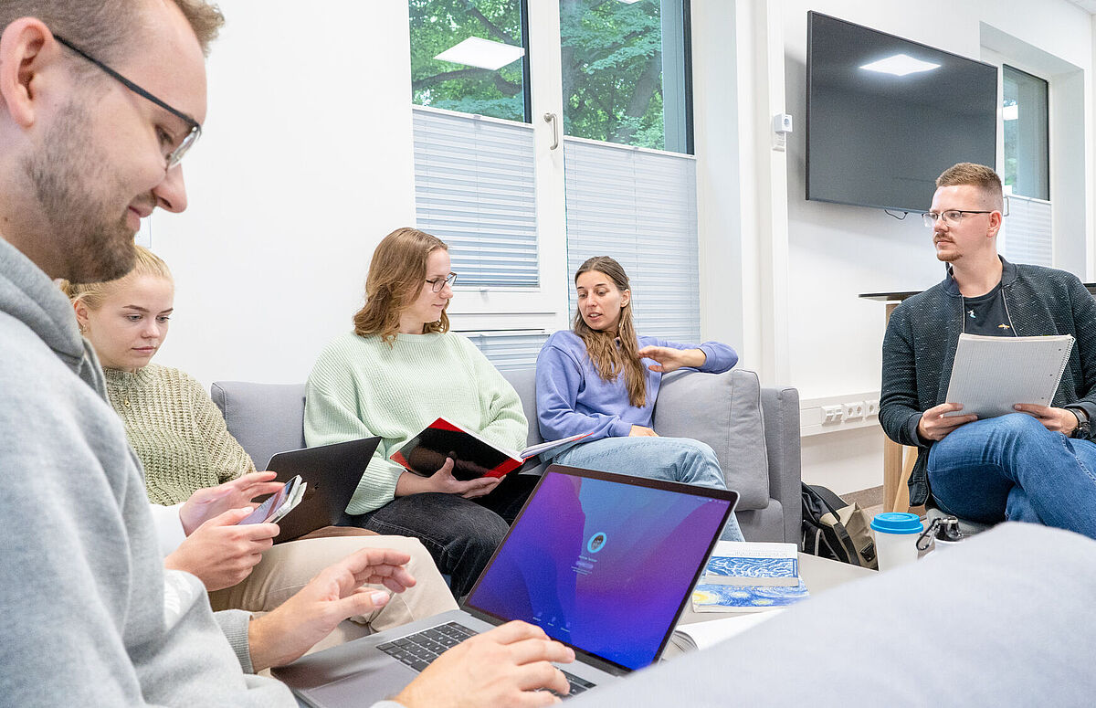 Studierende arbeiten im Unirechenzentrum Eine Gruppe Studierender in einer Lerngruppe arbeitet im Rechenzentrum.