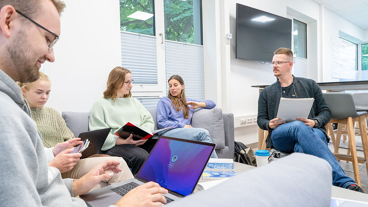 Studierende arbeiten im Unirechenzentrum Eine Gruppe Studierender in einer Lerngruppe arbeitet im Rechenzentrum.