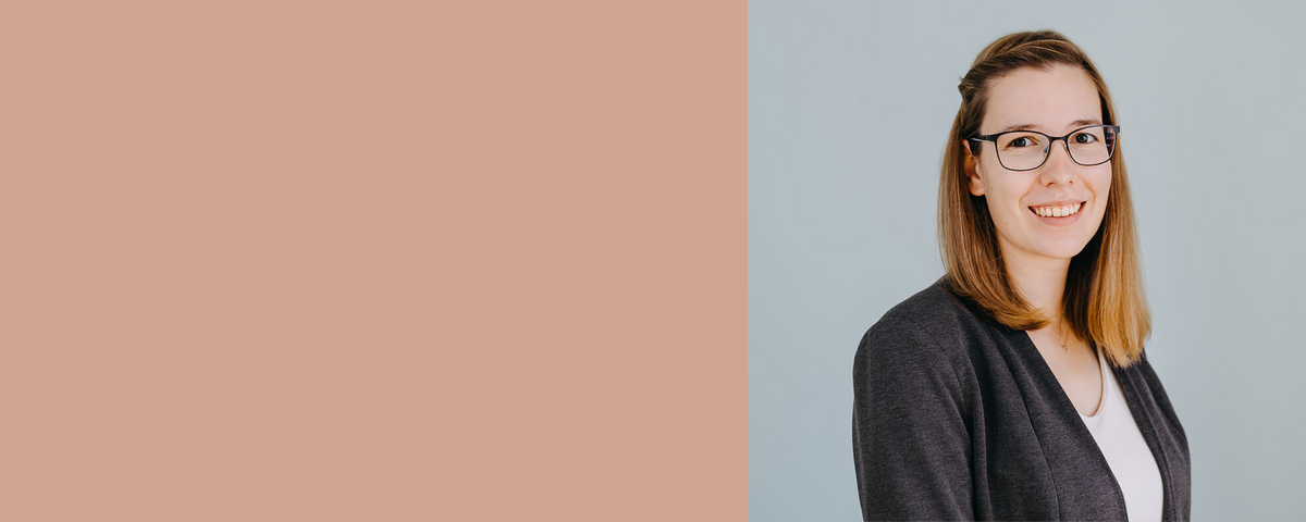 Frau mit langen blonden Haaren