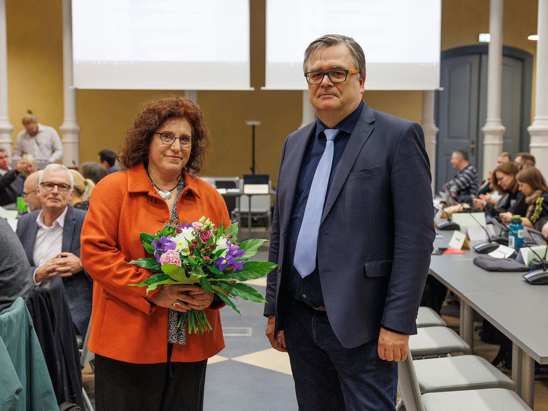Wahl der Rektorin 2024 Nach der Wiederwahl von Prof. Dr. Katharina Riedel gratuliert der Senatsvorsitzende Prof. Dr. Marko Pantermöller.