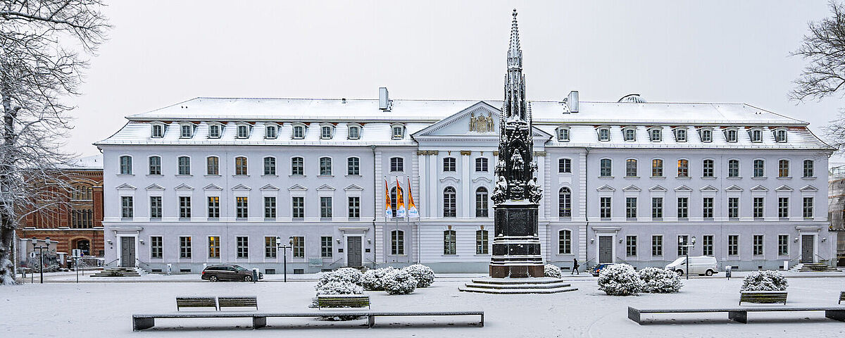 Das Hauptgebäude der Universität und der verschneite Rubenowplatz