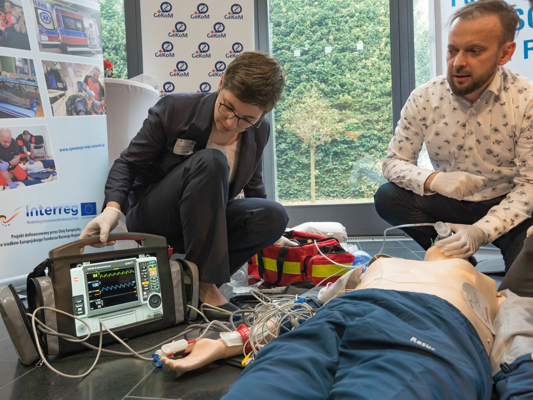 Demonstration of the medical emergency situation training course: Dr. Marie-Lusie Rübsam and Dr. Gregorz Czajkowski. © Laura Schirrmeister, 2022