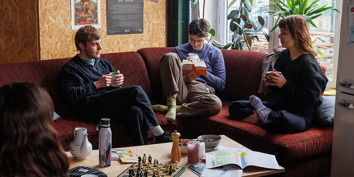 Symbolbilder Philosophie Studierende unterhalten sich in einem Café über ihr Philosophie-Studium.