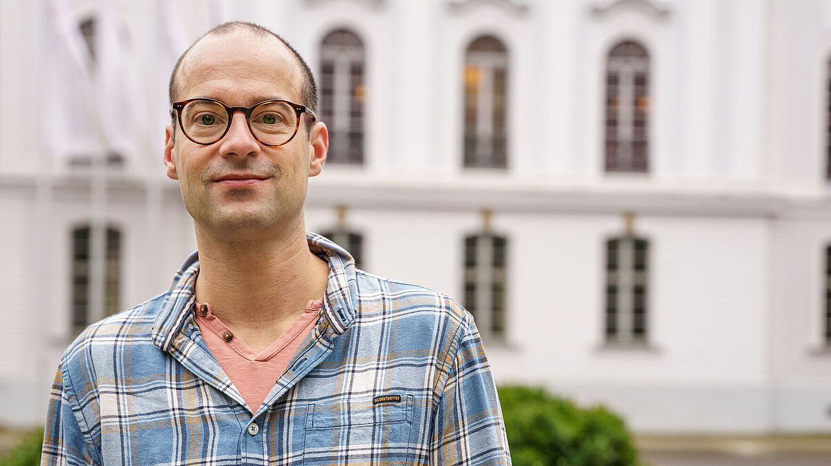 Porträt Prof. Dr. Matthias Ludewig Prof. Dr. Matthias Ludewig steht auf dem Rubenowplatz vor dem Unihauptgebäude.