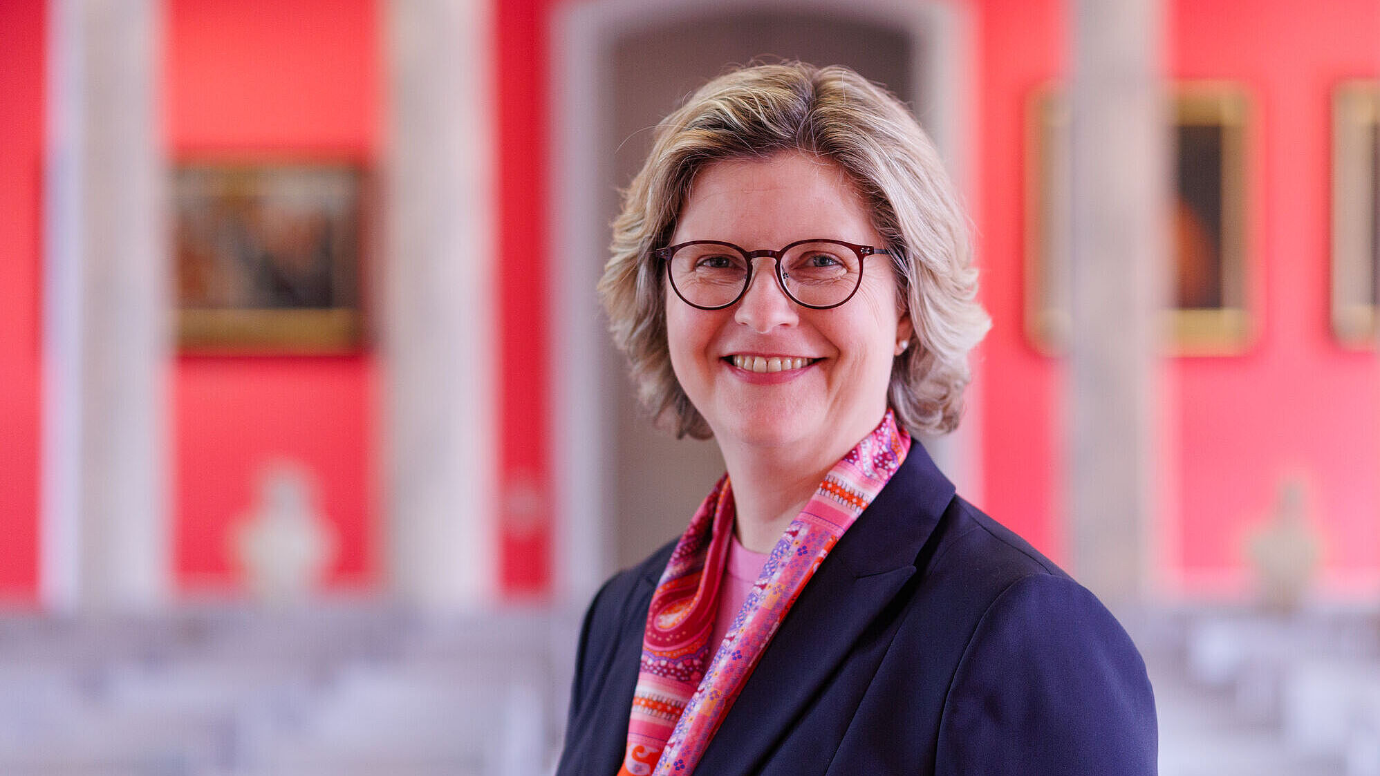 Portrait Pro-Rector Prof. Dr. Anette Sosna, © Zan Vidmar Zorc The photo is a portrait of Pro-Rector Prof. Dr. Anette Sosna in the University of Greifswald's Aula