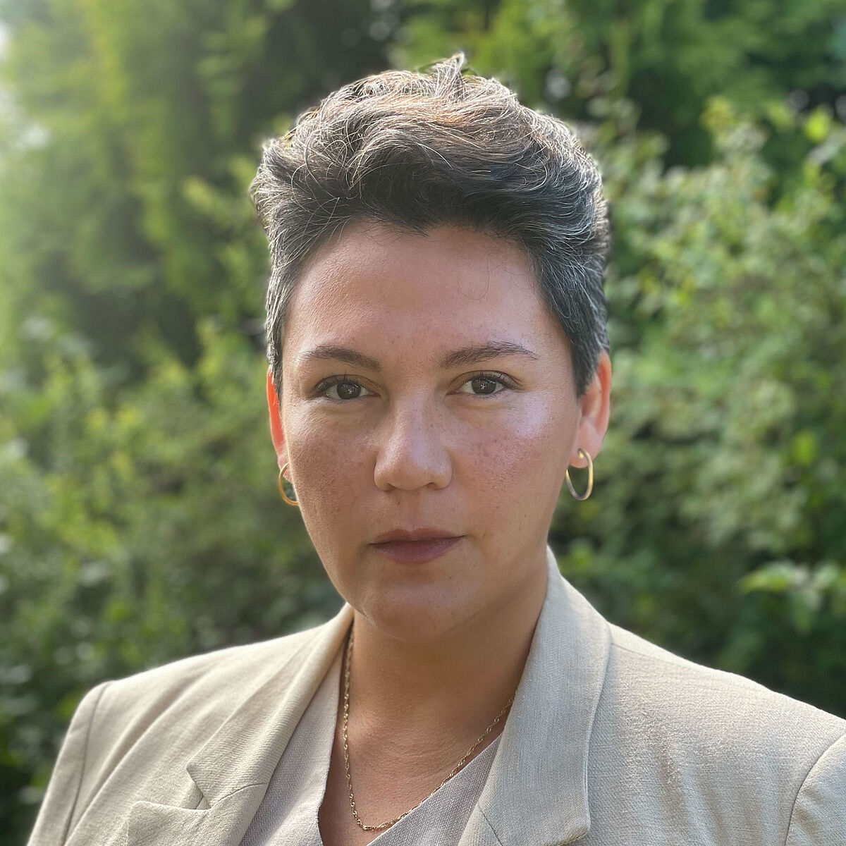 Frau mit kurzen schwarzen Haaren